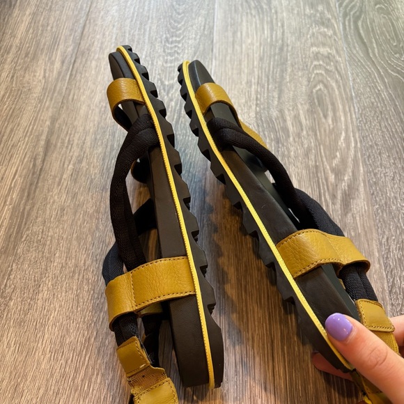 Sorel Roaming Decan Gold and Black Sandals Size 8 - Picture 6 of 10